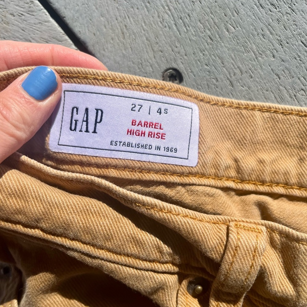 GAP Barrel High Rise Jeans in Camel